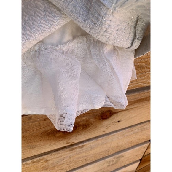 Baby GAP white dress, lined with‎ silver quilted flower pattern - Picture 5 of 6